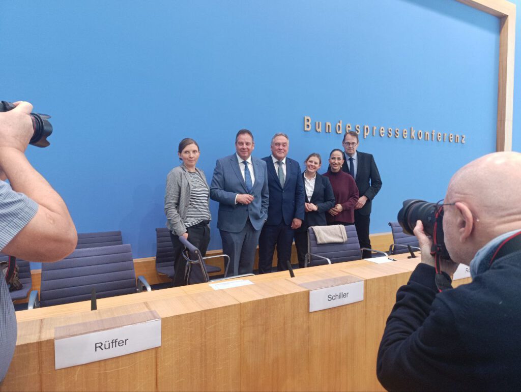 Übergabe des Jahresberichts des Petitionsausschusses an Bundestagspräsidentin Julia Klöckner