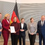 Übergabe des Jahresberichts des Petitionsausschusses an Bundestagspräsidentin Julia Klöckner