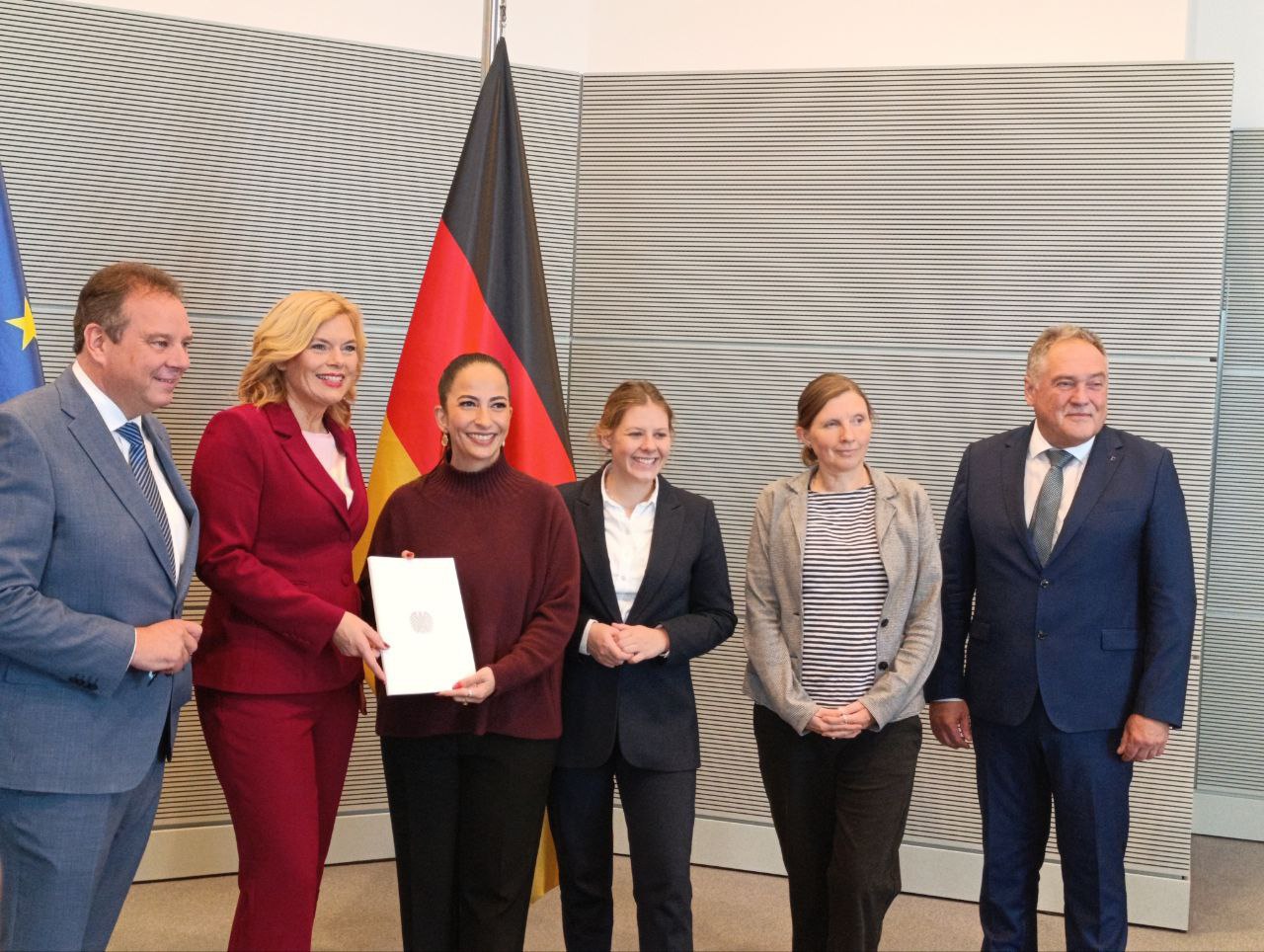 Übergabe des Jahresberichts des Petitionsausschusses an Bundestagspräsidentin Julia Klöckner
